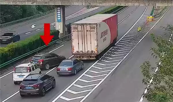 高速快车道停车三分钟逼停大量车 女子:导航延迟致脑子空白