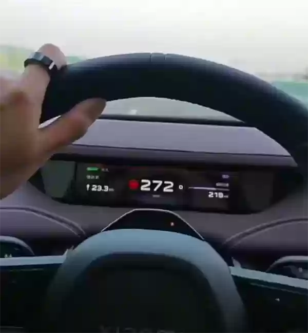 无视车辆警告 小米SU7车主飙车至272km/h:还用手机拍视频