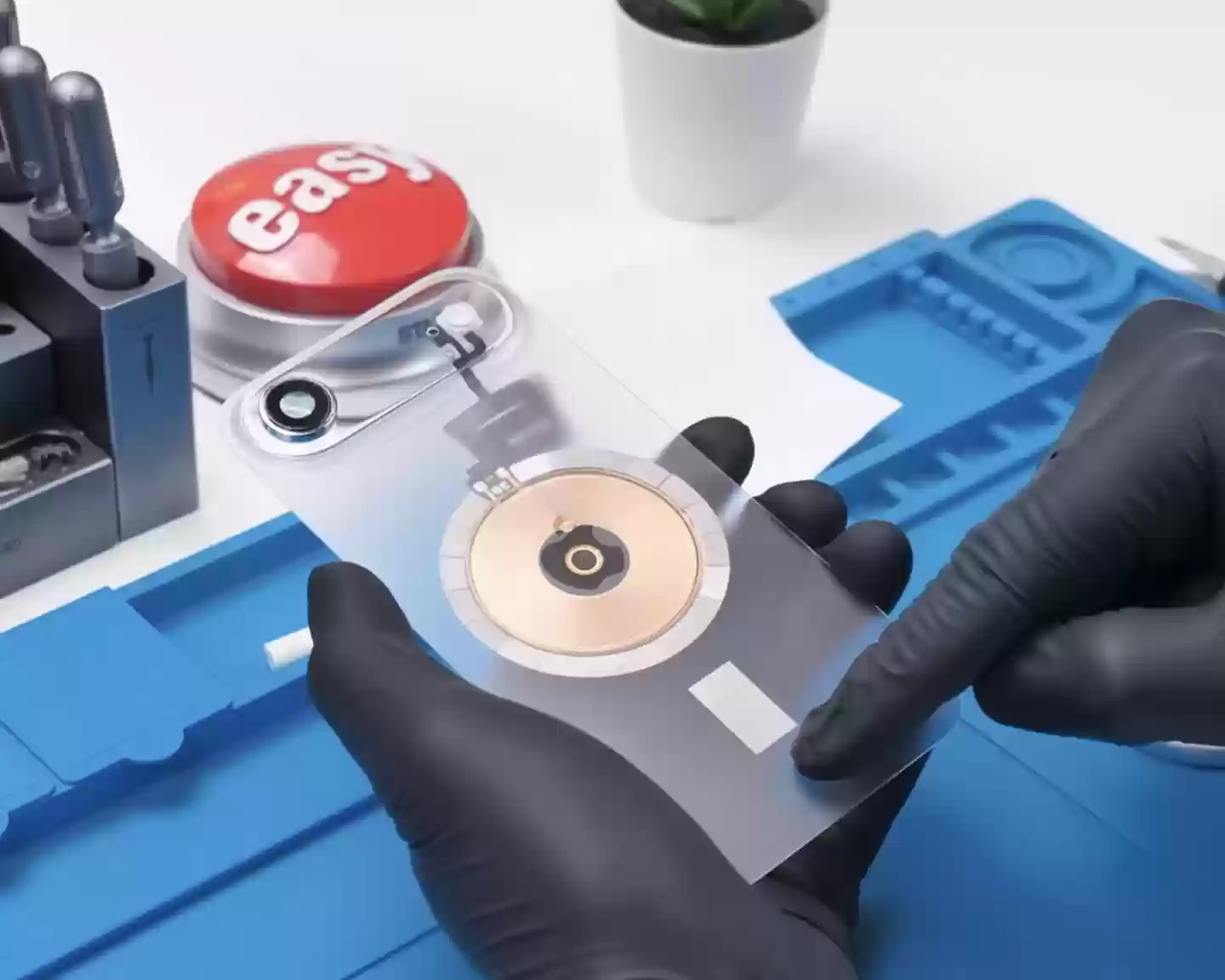 博主成功拆解苹果 iPhone Air,刮去背板涂层后重新组装打造“透明版”机型