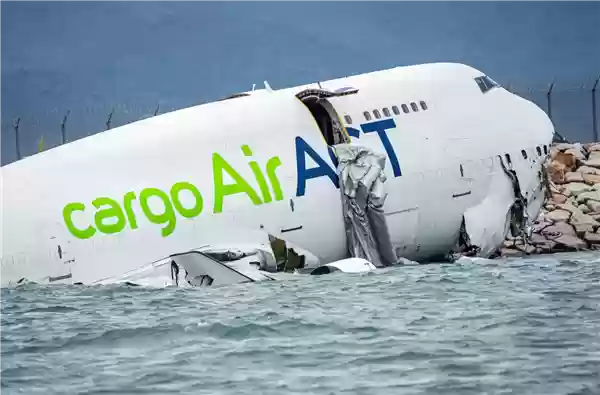 波音货机降落冲出跑道坠海致2死！香港国际机场回应：疑因失控滑出跑道