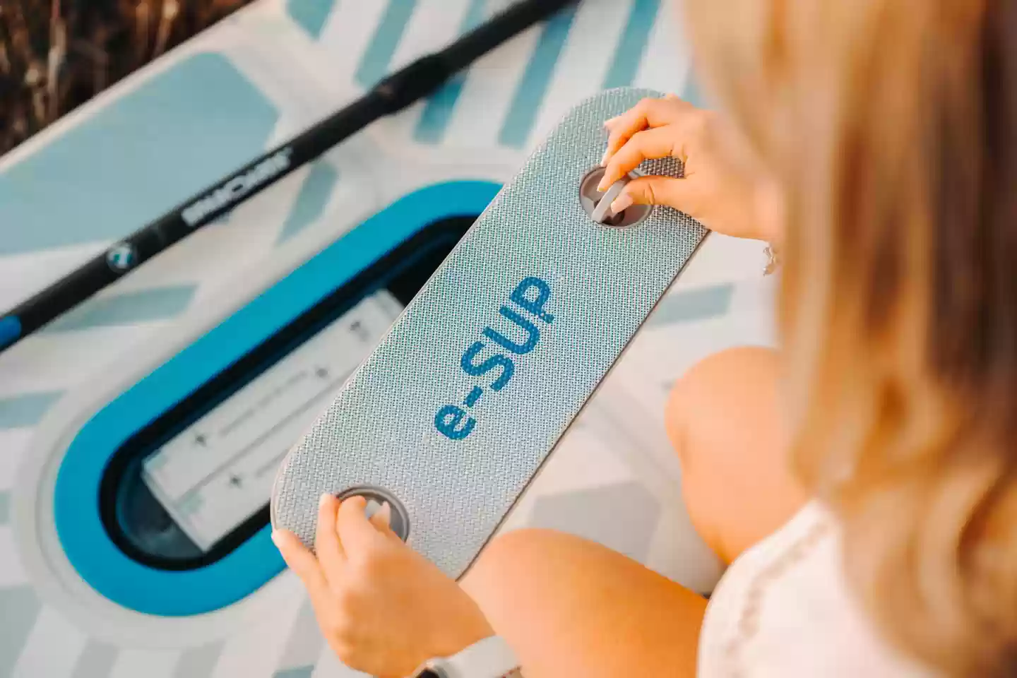 宝马首次推出自充气电动立式桨板,开辟全新水上运动市场