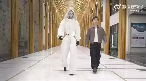 宇树发布Unitree H2新一代仿生人形机器人：身高一米八