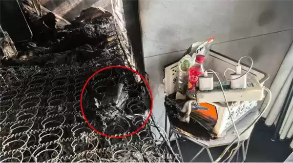 床铺上充电宝的“残骸”