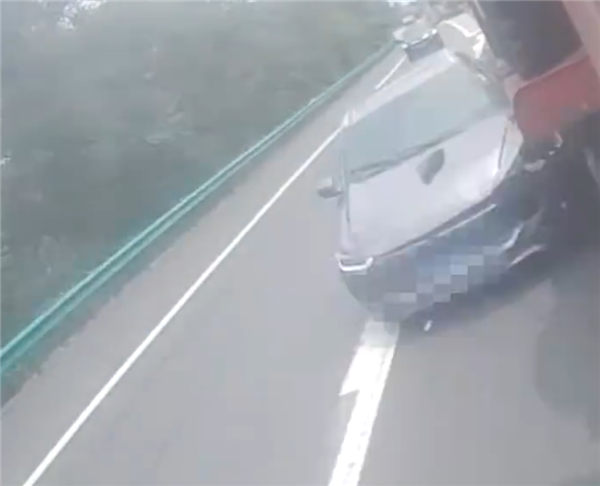 高速公路并线安全提示