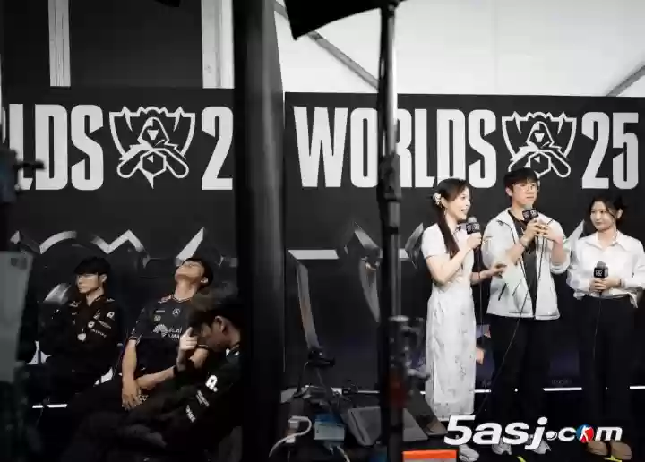 两极分化!摄像师Tim分享GEN对战T1比赛结束后两队选手对比照 两极分化!摄像师Tim分享GEN对战T1比赛结束后两队选手对比照