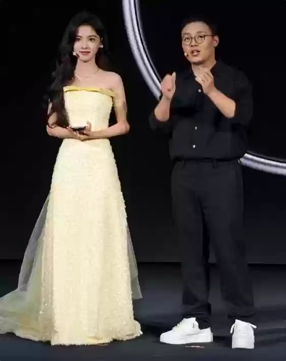 是你的女神吗！“楠朋友”章若楠现身真我发布会 教你如何用GT8+ Pro拍照