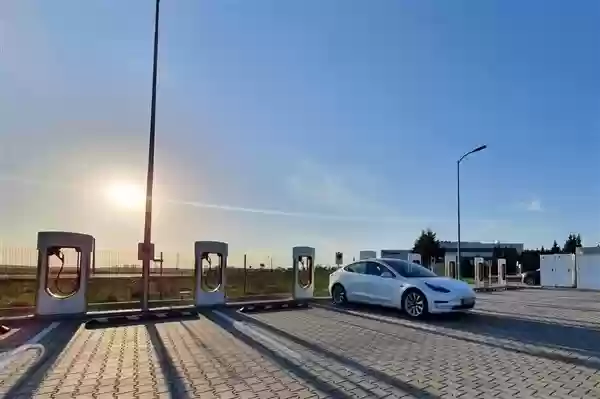 2025年我国充电设施达1806.3万,三年将实现服务能力翻倍