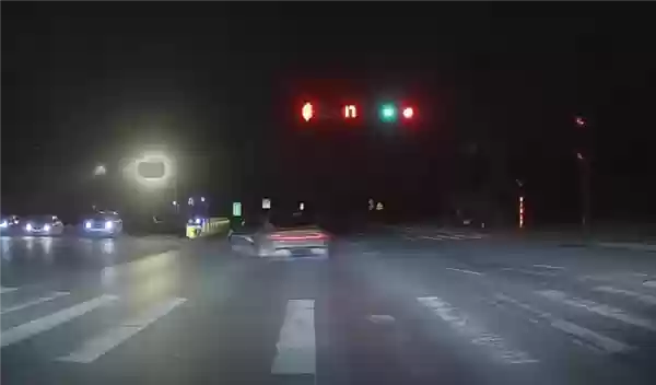 无牌小米SU7路口疯狂漂移引后车惊叹 闯红灯后扬长而去