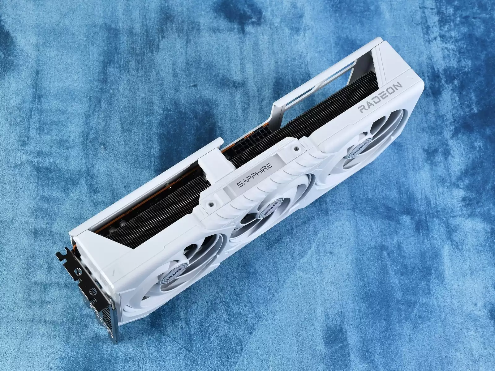 纯白海景房首选 蓝宝石RX 9070 XT 16G极地4726元