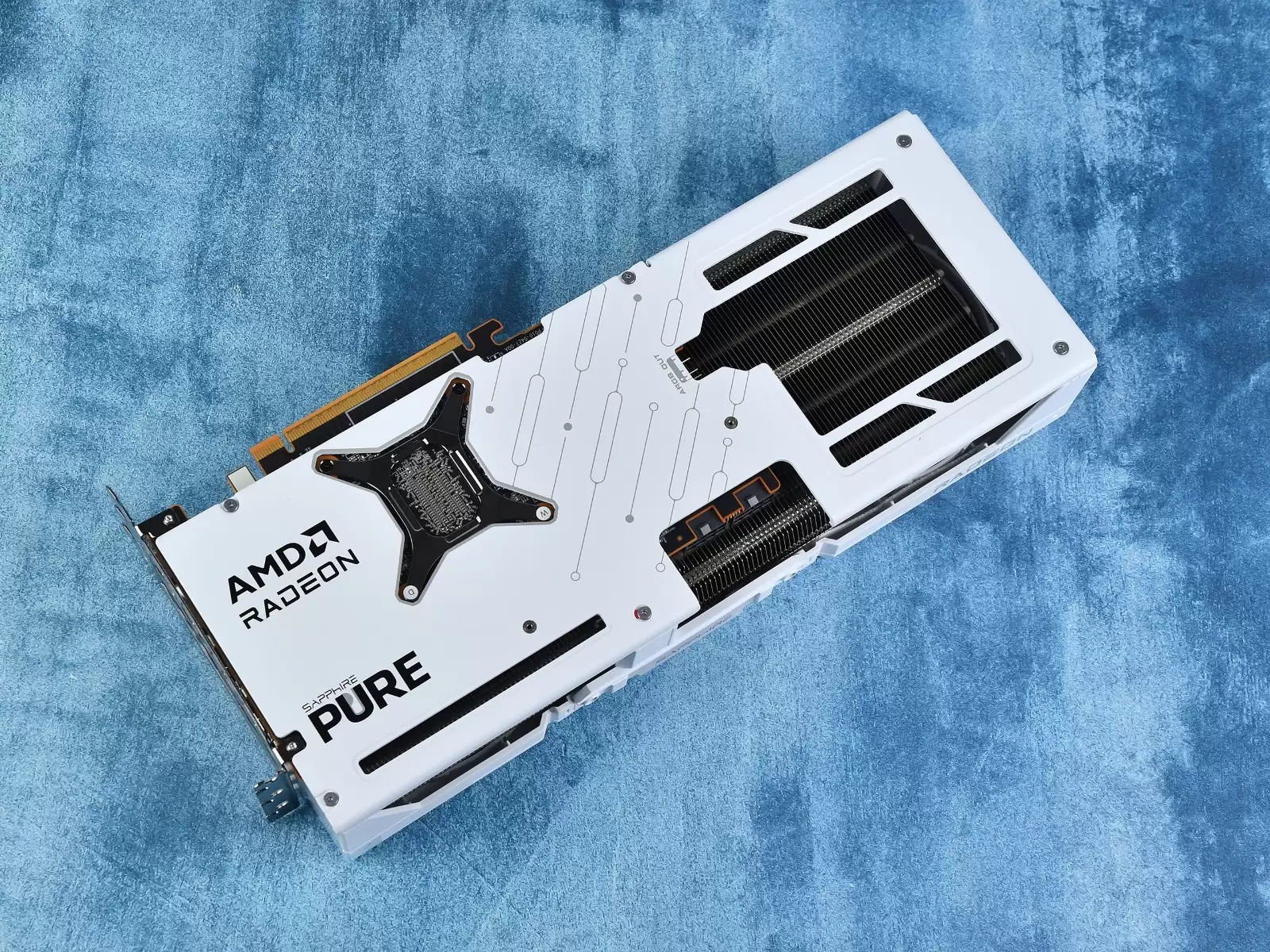 纯白海景房首选 蓝宝石RX 9070 XT 16G极地4726元