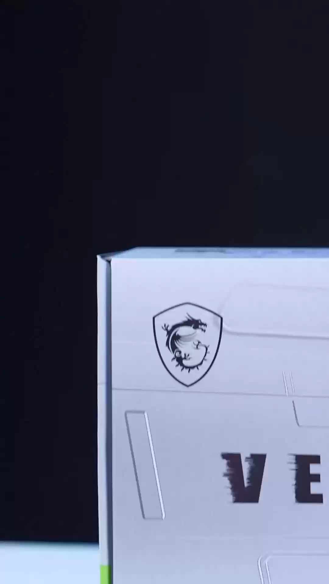 微星首款背插显卡 RTX 5070 Ti 万图师 3X PZ 问世：隐藏走线供电 + 金属磁吸背板，首发价 7099 元