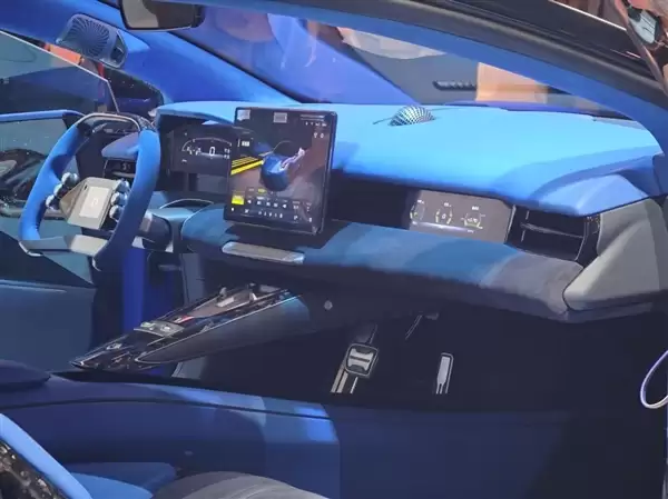 家族首款超跑!腾势Z现身纽博格林:宽体姿态、大尾翼