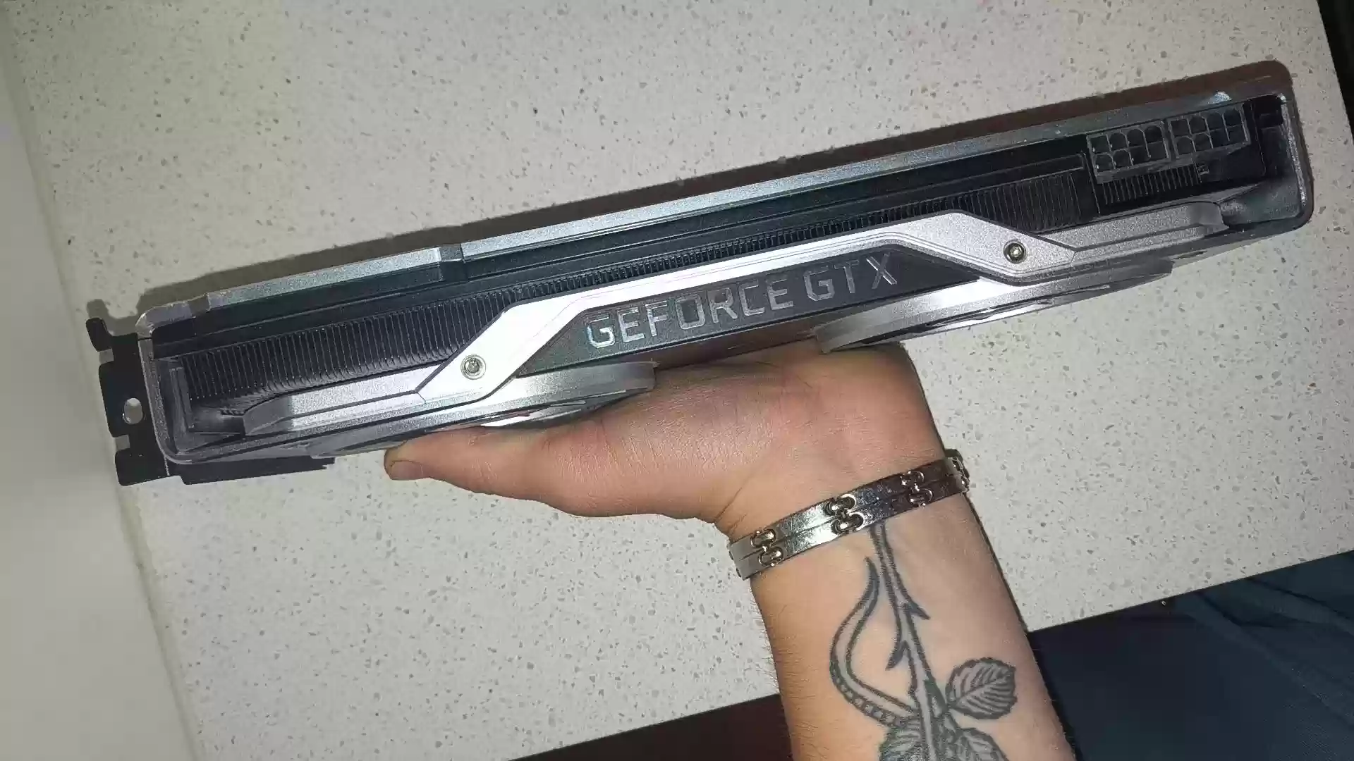 罕见英伟达 GTX 2080 Ti 原型显卡曝光：12GB 显存、384-bit 位宽、4608 核心