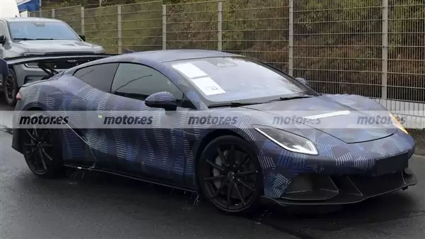 家族首款超跑!腾势Z现身纽博格林:宽体姿态、大尾翼