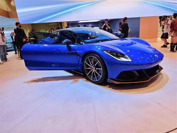 家族首款超跑!腾势Z现身纽博格林:宽体姿态、大尾翼