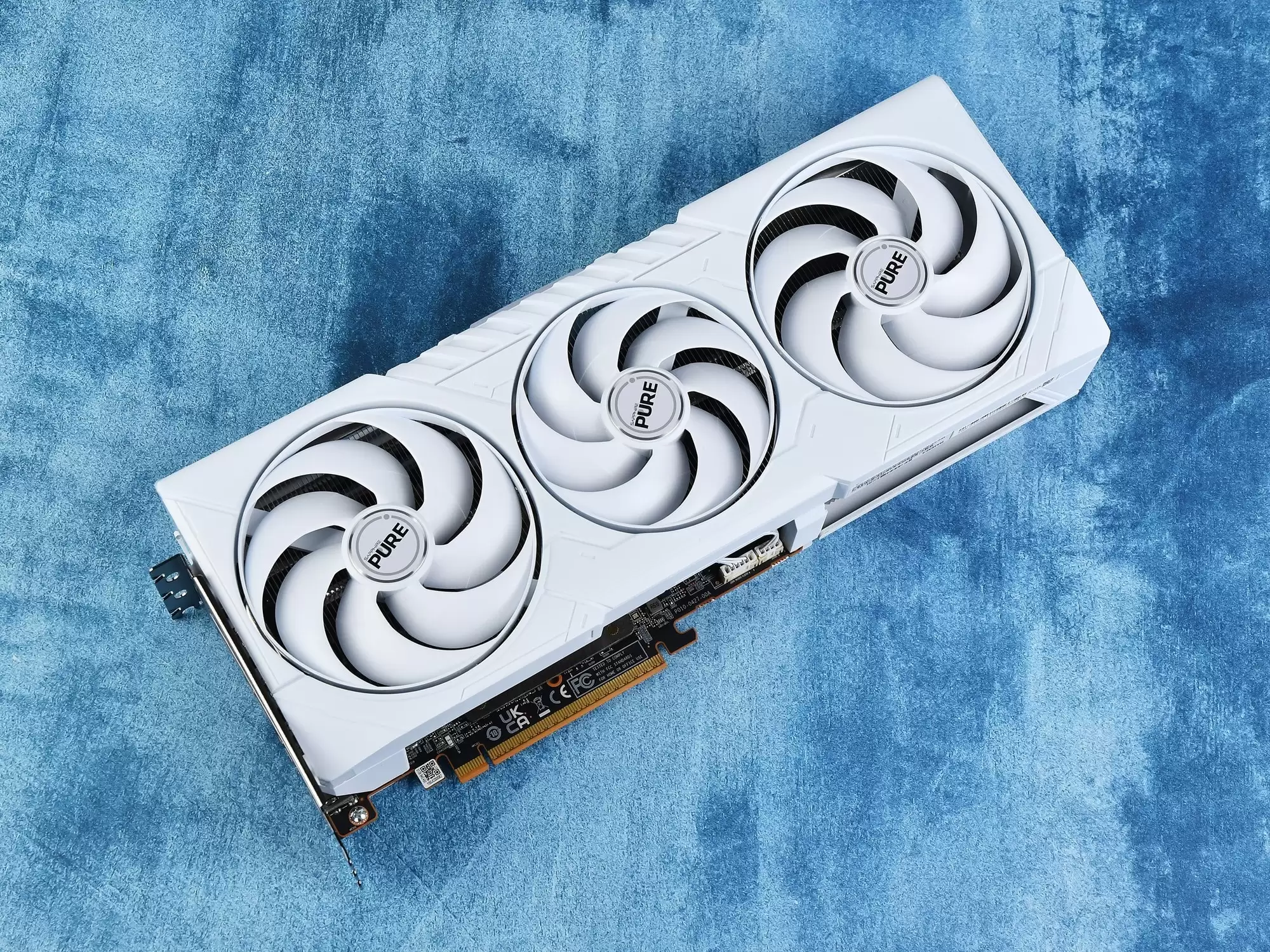 纯白海景房首选 蓝宝石RX 9070 XT 16G极地4726元