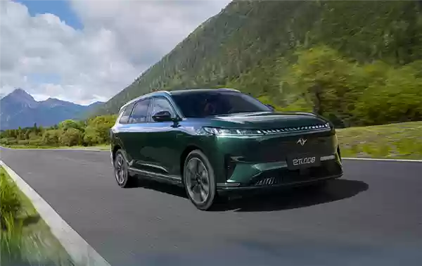 辅助驾驶撞护栏、自动泊车撞车！车主称新车一年内现三次险情