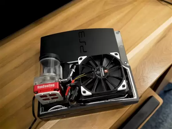 19年前硬件还能战!PS3改造成水冷、超频“PS3 Pro”:60帧运行《GT赛车6》
