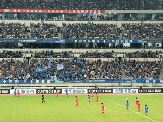 从烈日到风雨，酷态科以“持久电力”护航“苏超” ><br></p><p>作为苏超联赛的紧密合作伙伴，酷态科深知体育赛事的魅力不仅在于场上的拼搏，更在于每位观众与参与者的全程体验。为此，酷态科在本次联赛期间精心搭建了公益充电站，为球员、工作人员、媒体记者以及广大球迷提供了一个随时补充能量的“续航加油站”。</p><p></p><p><img loading=