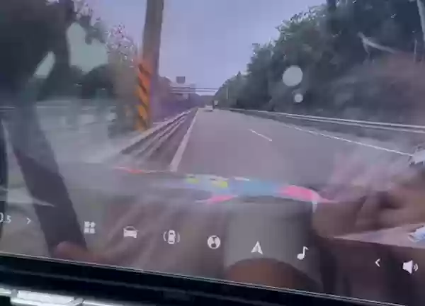 辅助驾驶撞护栏、自动泊车撞车！车主称新车一年内现三次险情