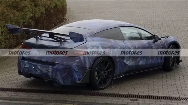 家族首款超跑!腾势Z现身纽博格林:宽体姿态、大尾翼