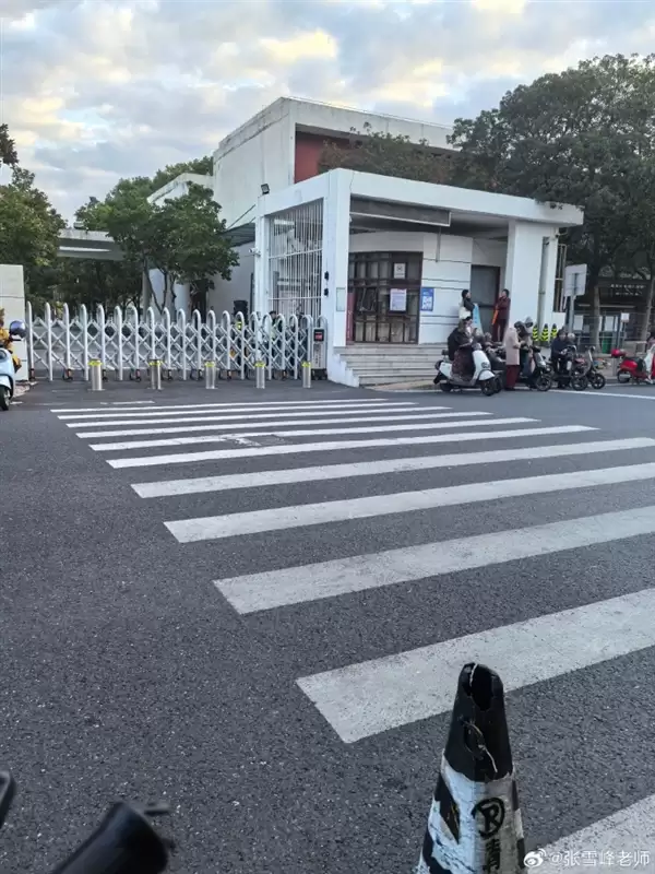 张雪峰多平台账号已解封 本人更新动态并发文：今天是接娃放学的家长