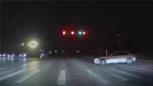 无牌小米SU7路口疯狂漂移引后车惊叹 闯红灯后扬长而去