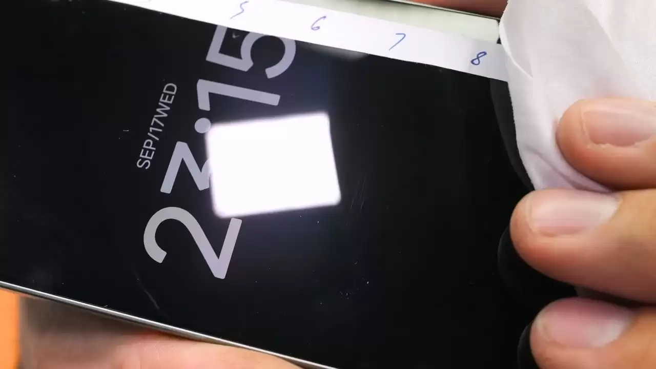 JerryRigEverything 测试小米17 Pro 手机耐用性：龙晶玻璃表现出色