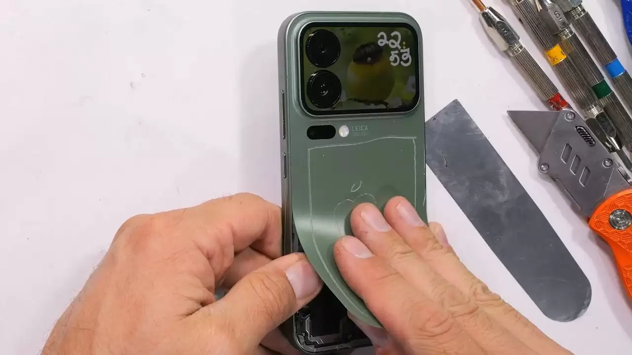 JerryRigEverything 测试小米17 Pro 手机耐用性：龙晶玻璃表现出色