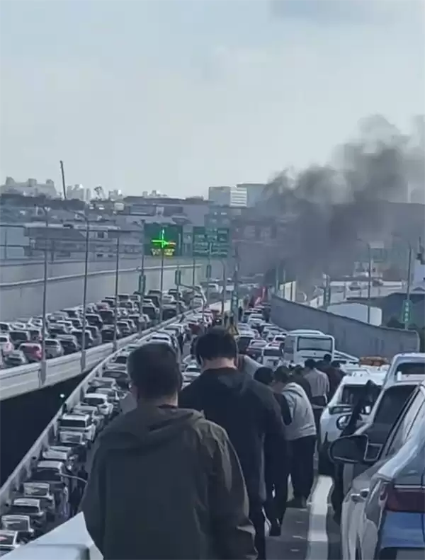 一辆大众途观高架起火燃烧:导致交通大拥堵