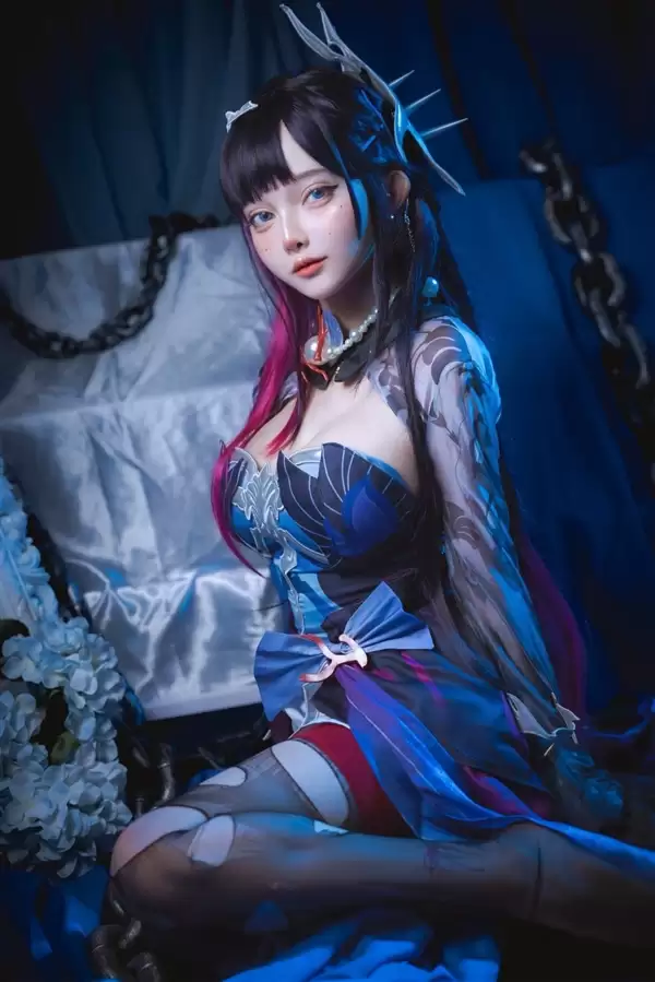 国外美女Cos《怪物猎人:荒野》阿尔玛 还原度赛高