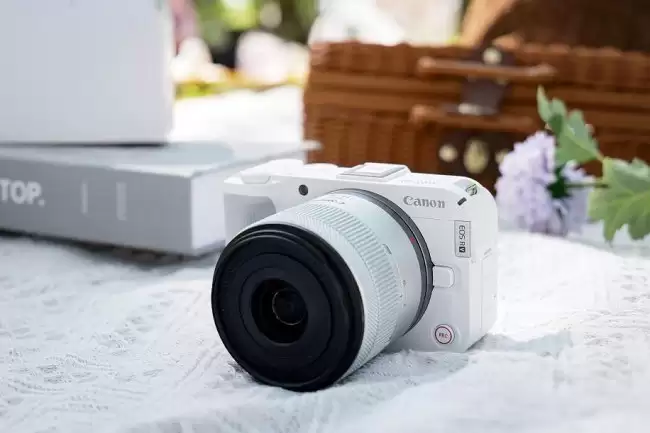 双十一买微单看这篇就够了！佳能R50V直播美颜、追焦快，赠品多到想不到