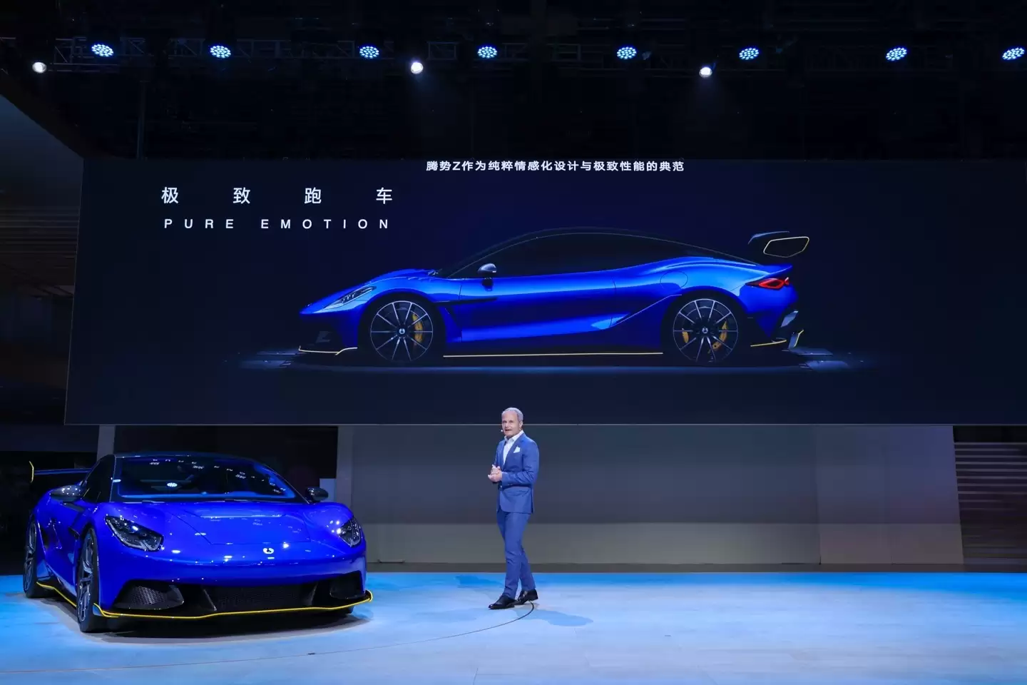 比亚迪腾势首款概念跑车“腾势 Z”现身纽博格林:宽体姿态 + 大尾翼