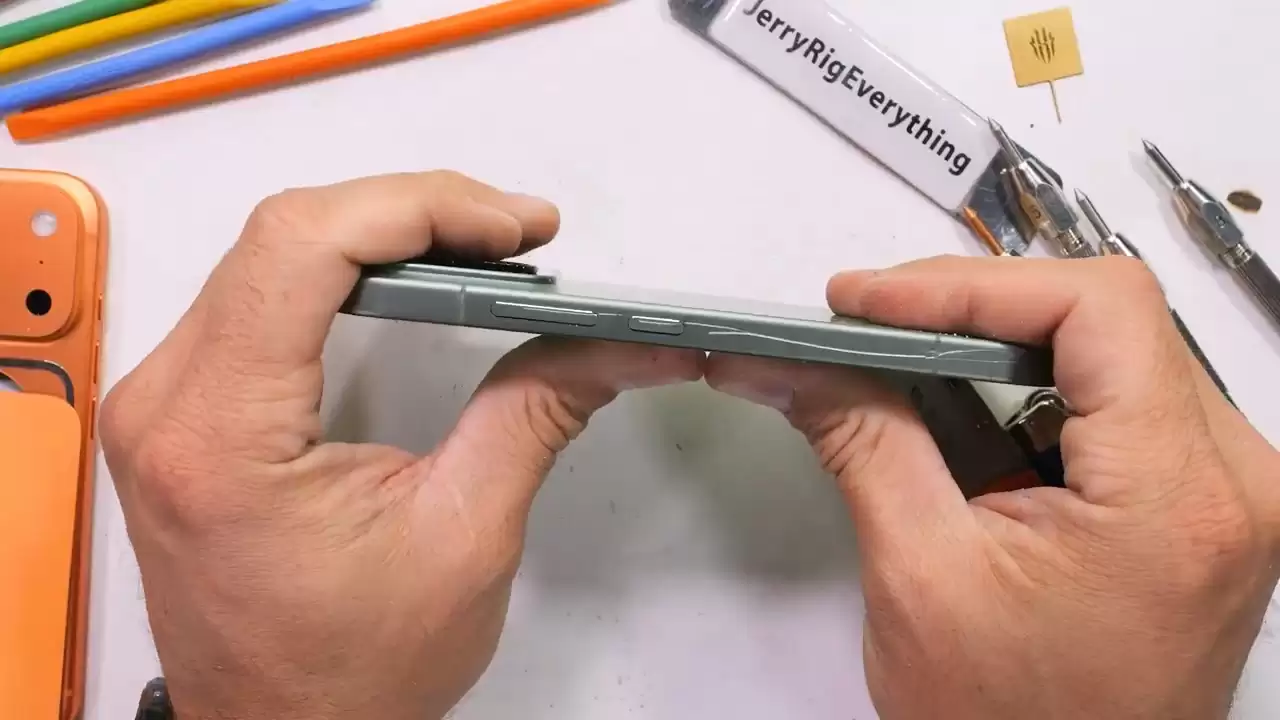 JerryRigEverything 测试小米17 Pro 手机耐用性：龙晶玻璃表现出色