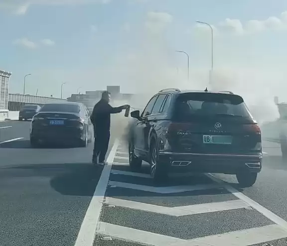 一辆大众途观高架起火燃烧:导致交通大拥堵
