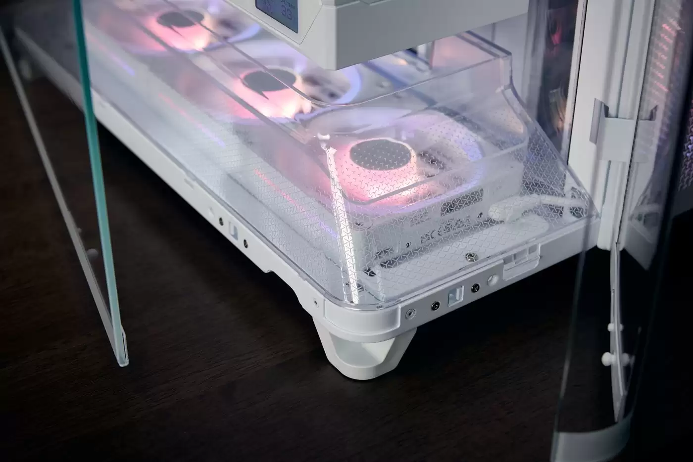 海盗船三腔机箱 AIR 5400 正式发布：玻璃法式门，双气流管道