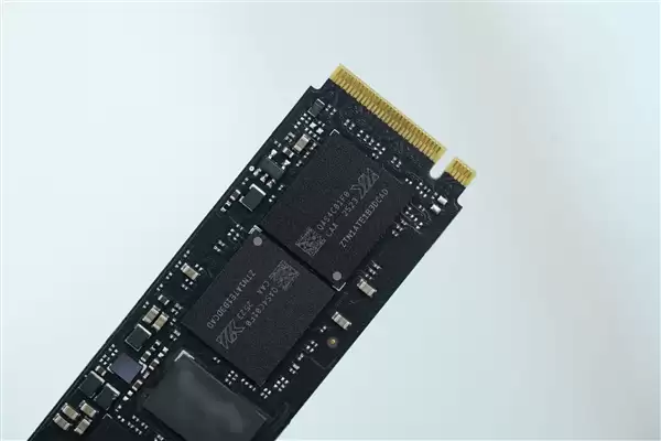 疾速6000MB/s!长江存储致态小翼e7 1TB SSD图赏