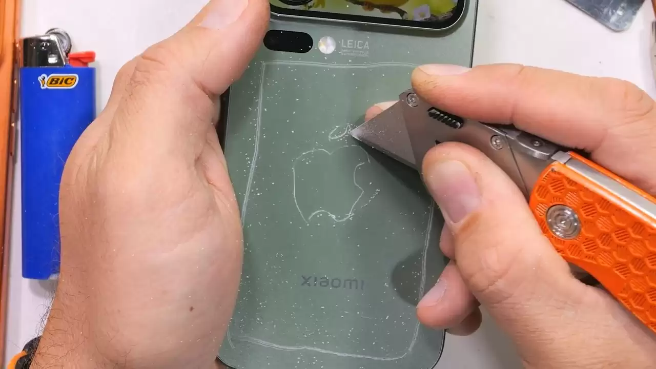 JerryRigEverything 测试小米17 Pro 手机耐用性：龙晶玻璃表现出色