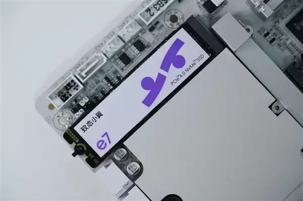 疾速6000MB/s!长江存储致态小翼e7 1TB SSD图赏