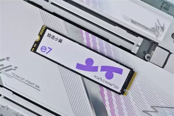 疾速6000MB/s!长江存储致态小翼e7 1TB SSD图赏