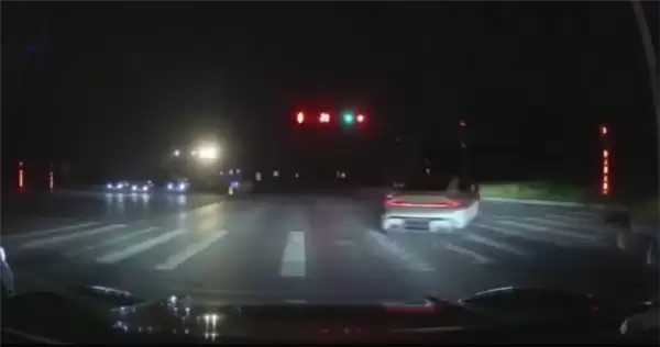 临牌小米SU7路口疯狂漂移引后车惊叹 官方通报:驾驶员拘留罚款