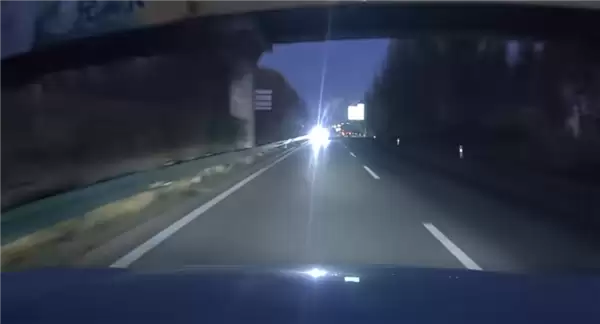 齐齐哈尔高速一SUV开远光逆行 交警:已锁定车辆 将严惩!