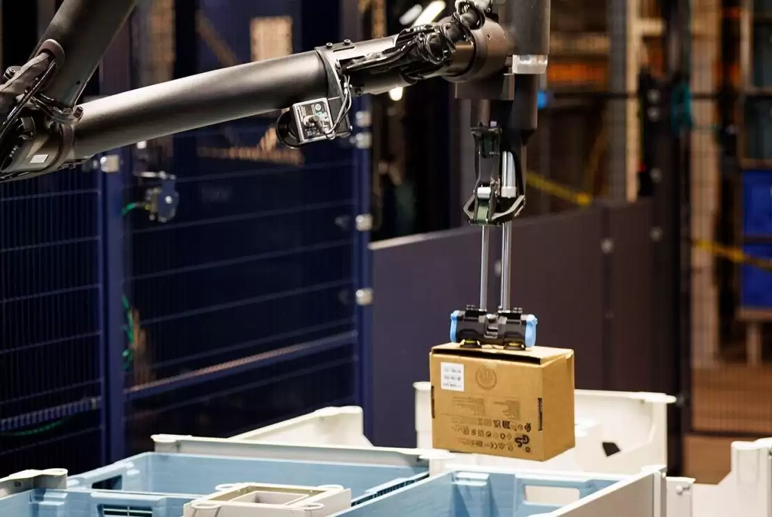 亚马逊澄清“用机器人取代60万工作岗位”:只是降本增效,不和人类抢工作