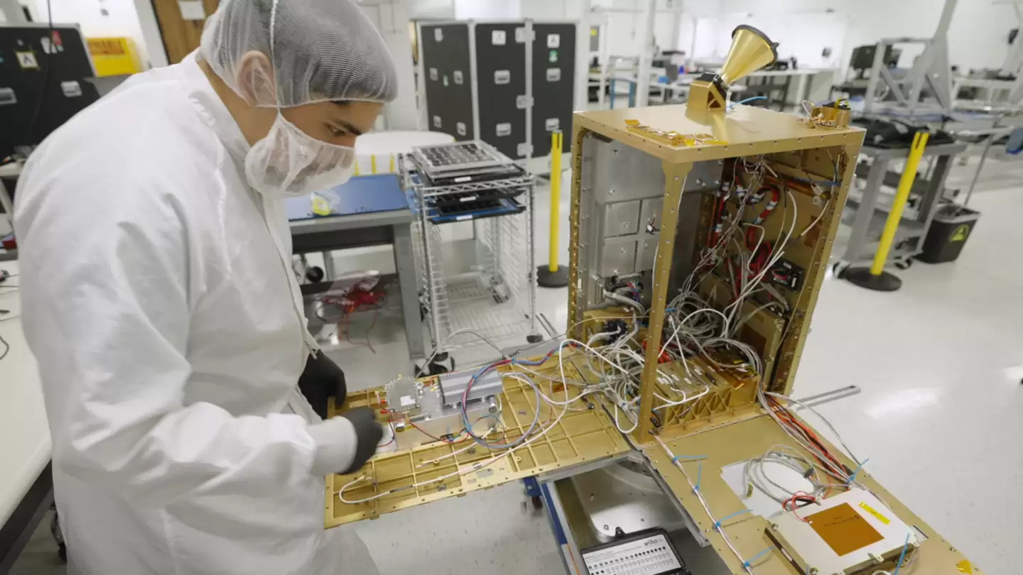 英伟达 H100 GPU 将“上天”:无限太阳能驱动、免费“宇宙级空调”散热