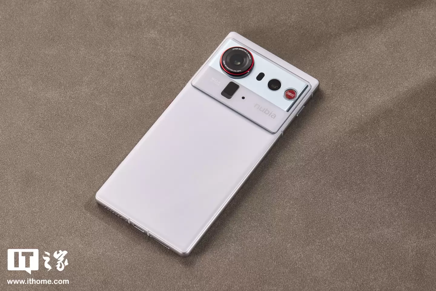 【IT之家开箱】努比亚 Z80 Ultra 图赏：不跟随的真全面屏旗舰