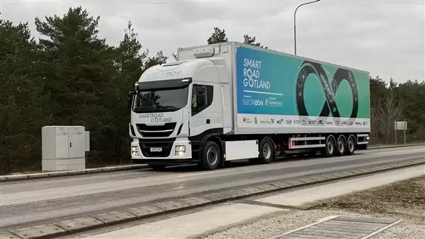 电动汽车不断电！法国高速公路测试“边开边充”技术：瞬时功率达300千瓦