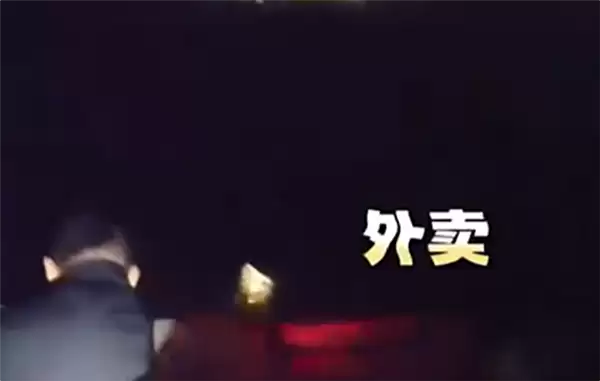 骑手为抄近路误跳大明湖:被救时手里仍拿着一份外卖