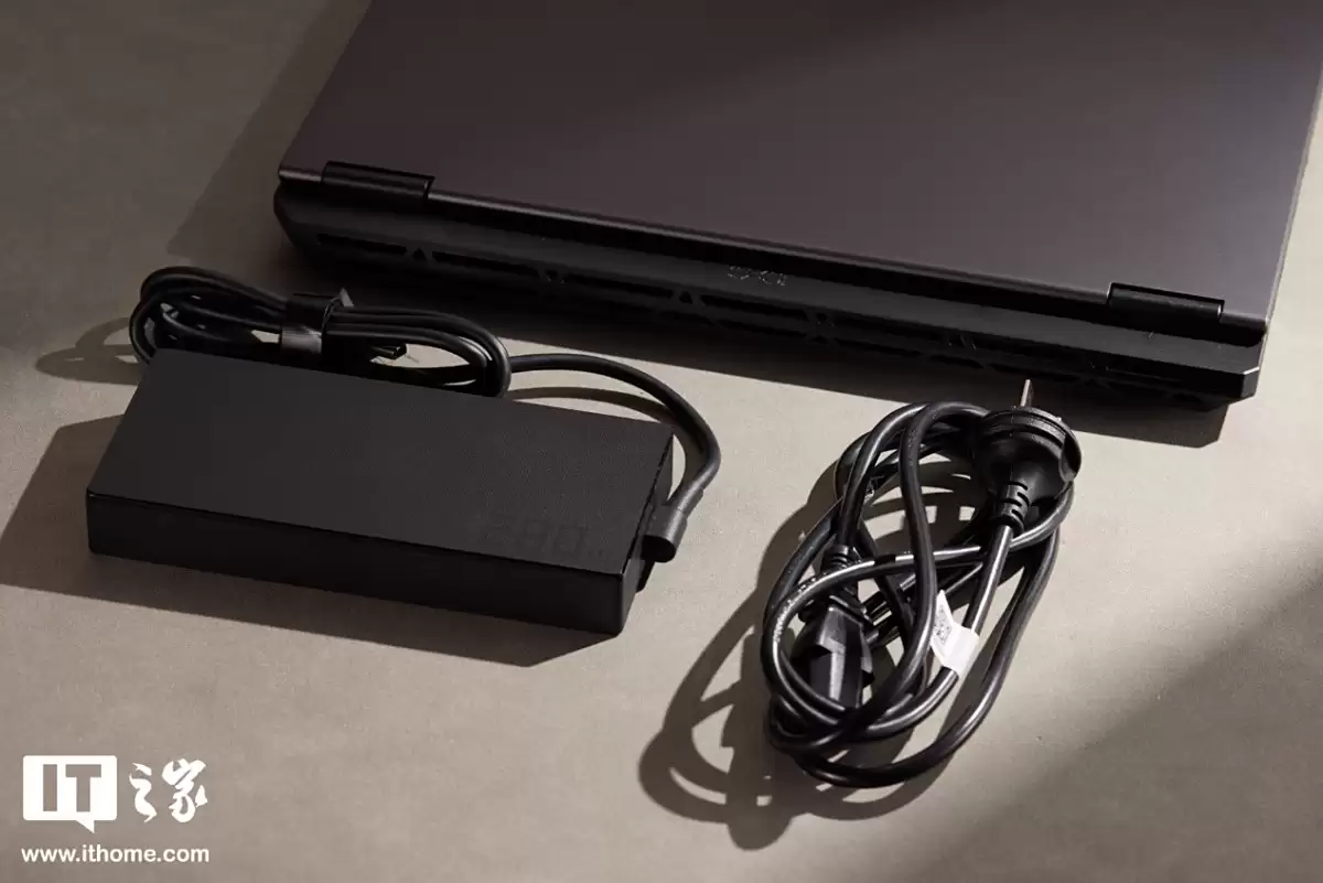 【IT之家开箱】华硕天选 6 Pro 酷睿版游戏本图赏：全新模具设计，多项细节优化