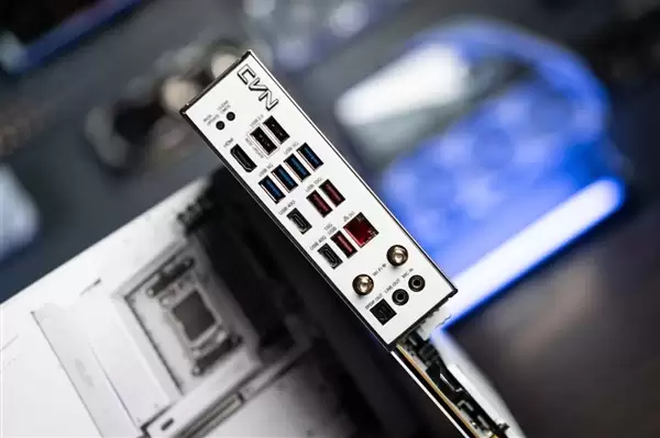 纯白只要2399元!七彩虹首款AMD X870E高端主板开卖