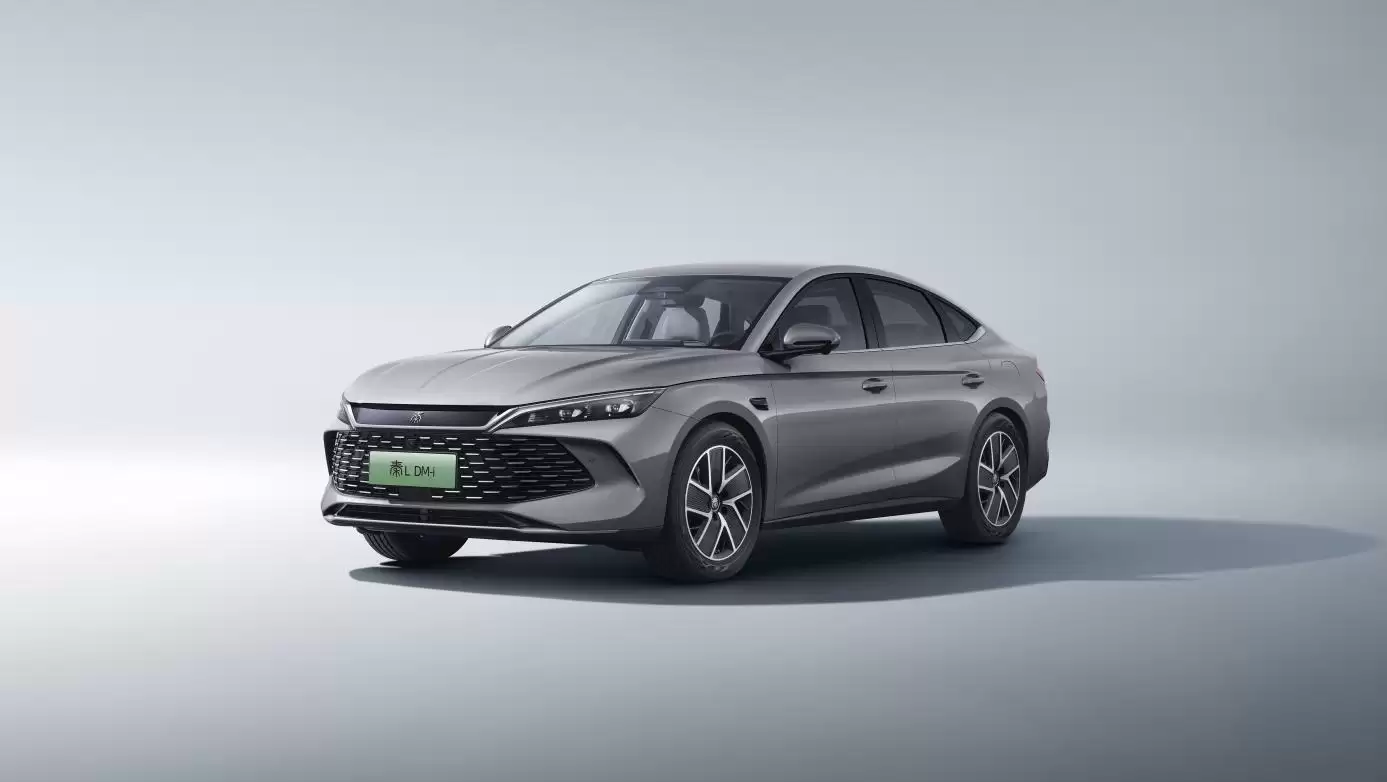 1月15比亚迪秦车模45度69596-a005